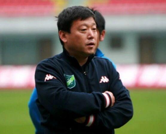 他是十冠王辽足的金左脚，1991年全国联赛最佳射手，孙伟